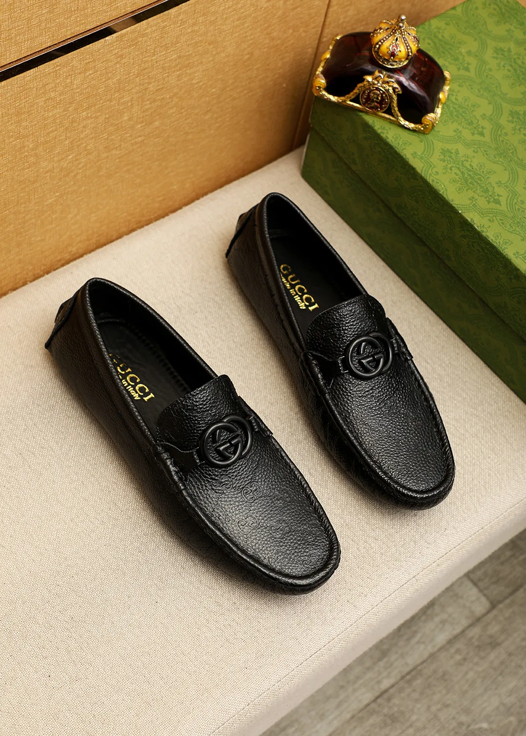Men's shoes 💰420 💐 Product trademark: GUCCI "Gucci" Doudou shoes Regular size: 38-44 (45🉑️customized) Product materials: Selected imported first-layer calfskin embossed upper + luxury hardware buckle, imported sheep 🐑 leather lining. Strong three-dimensional visual effect, original outsole color: 2 colors available